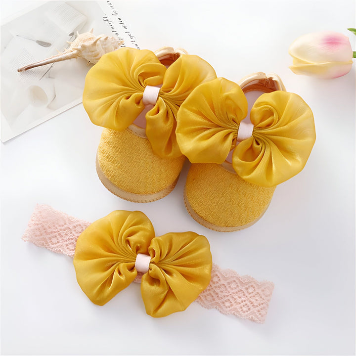 Chaussures et bandeau pour bébé en jaune avec de grands nœuds en satin. Ensemble élégant et mignon pour une petite fille. Accessoires de mode pour nourrissons, idée cadeau pour nouveau-né., 45287070040245,45287070073013,45287070105781,45287070138549,45287070171317,45287070204085,45287070236853,45287070269621,45287070302389,45287070335157,45287070367925,45287070400693
