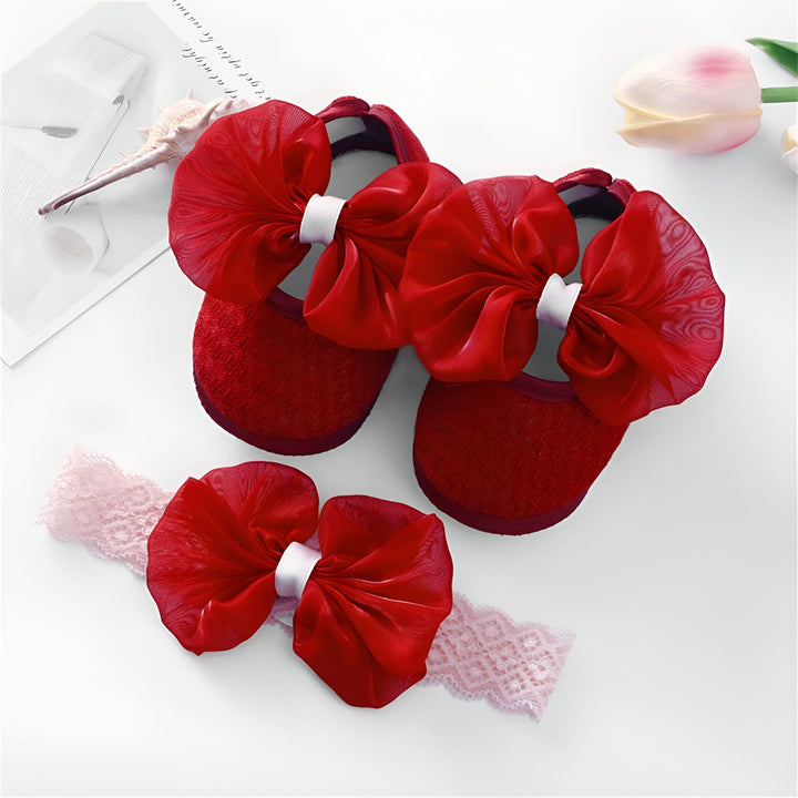 Chaussures de bébé rouges avec nœuds en tissu et bandeau assorti sur fond blanc. Accessoires pour bébés, idée cadeau de naissance., 45287070040245,45287070073013,45287070105781,45287070138549,45287070171317,45287070204085,45287070236853,45287070269621,45287070302389,45287070335157,45287070367925,45287070400693