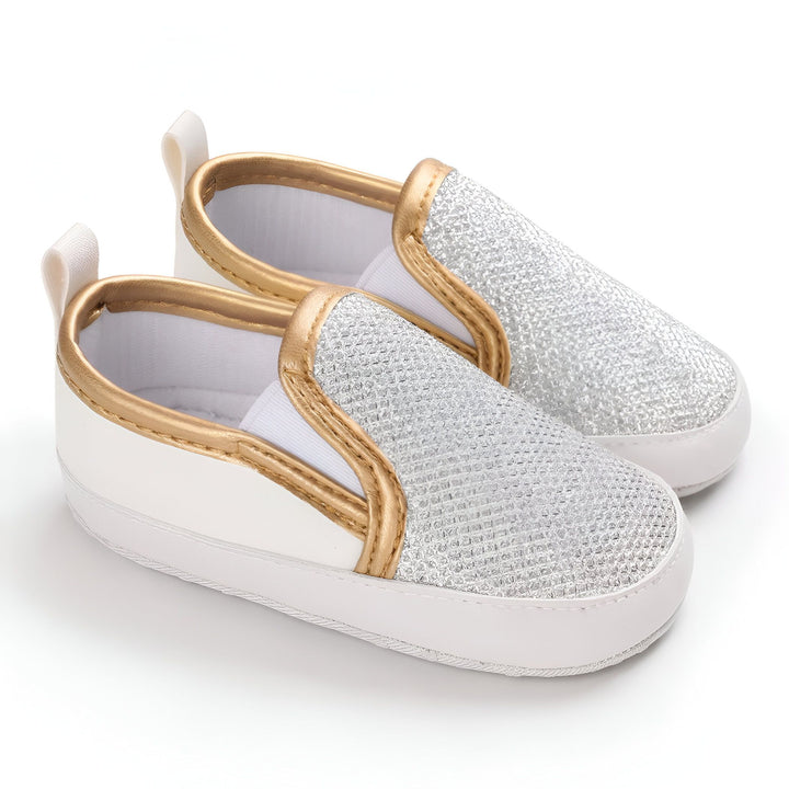 Chaussures de bébé argentées et blanches avec détails dorés. Baskets sans lacets, idéales pour les premiers pas. Mode enfantine, chaussures mignonnes pour bébé., 45286824083637,45286824116405,45286824149173,45286824181941,45286824214709,45286824247477,45286824280245,45286824313013,45286824345781,45286824378549,45286824411317,45286824444085