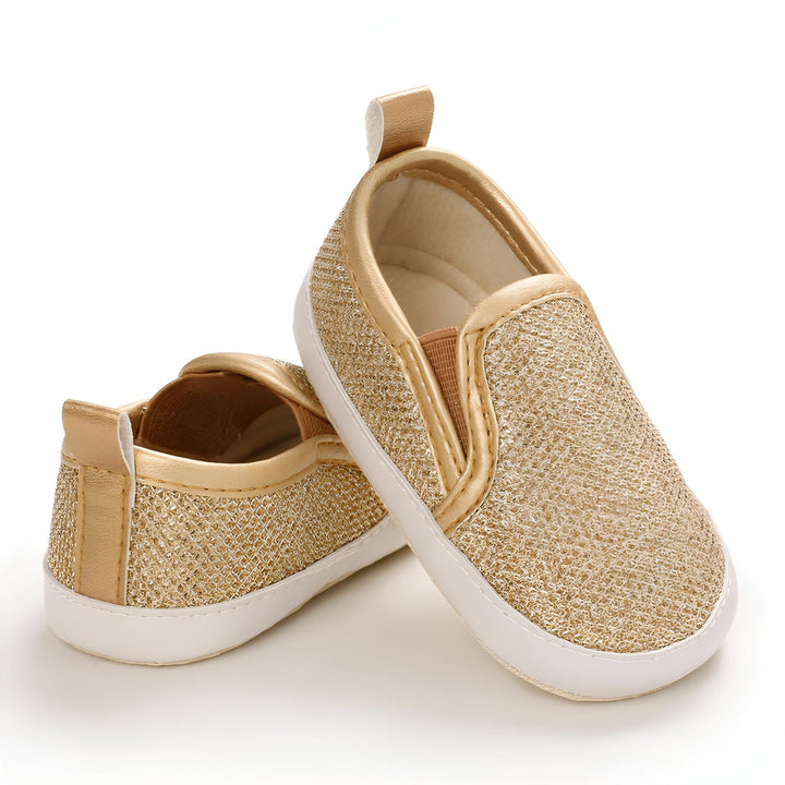 Chaussures bébé dorées scintillantes, style slip-on. Idéales pour les petites filles, ces chaussures confortables et élégantes complètent n'importe quelle tenue., 45286824083637,45286824116405,45286824149173,45286824181941,45286824214709,45286824247477,45286824280245,45286824313013,45286824345781,45286824378549,45286824411317,45286824444085