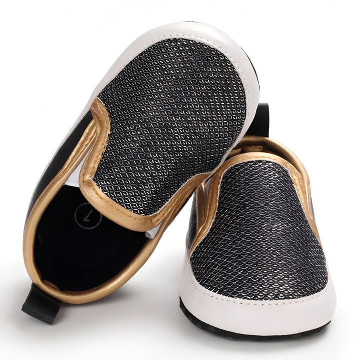 Chaussures de bébé tendance. Mocassins pour bébé en noir, blanc et doré. Chaussures sans lacets confortables pour les premiers pas. Chaussures pour nouveau-né élégantes., 45286824083637,45286824116405,45286824149173,45286824181941,45286824214709,45286824247477,45286824280245,45286824313013,45286824345781,45286824378549,45286824411317,45286824444085
