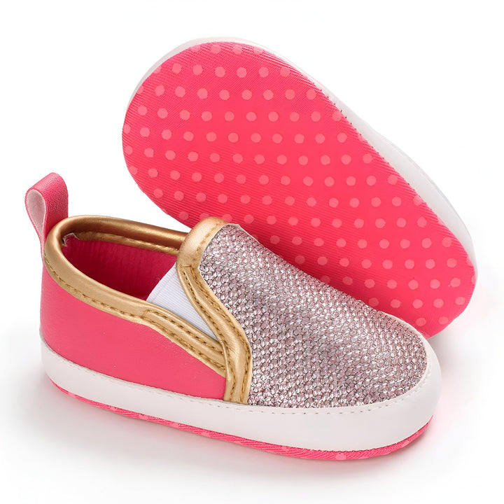 Chaussures de bébé roses et dorées, une avec des paillettes, l'autre montrant sa semelle à pois roses. Chaussons pour nourrisson., 45286824083637,45286824116405,45286824149173,45286824181941,45286824214709,45286824247477,45286824280245,45286824313013,45286824345781,45286824378549,45286824411317,45286824444085