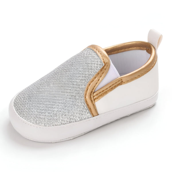 Chaussure de bébé blanche et argentée à paillettes avec une bordure dorée. Mocassin pour bébé avec une languette blanche. Chaussures pour nourrisson, élégantes et confortables., 45286824083637,45286824116405,45286824149173,45286824181941,45286824214709,45286824247477,45286824280245,45286824313013,45286824345781,45286824378549,45286824411317,45286824444085