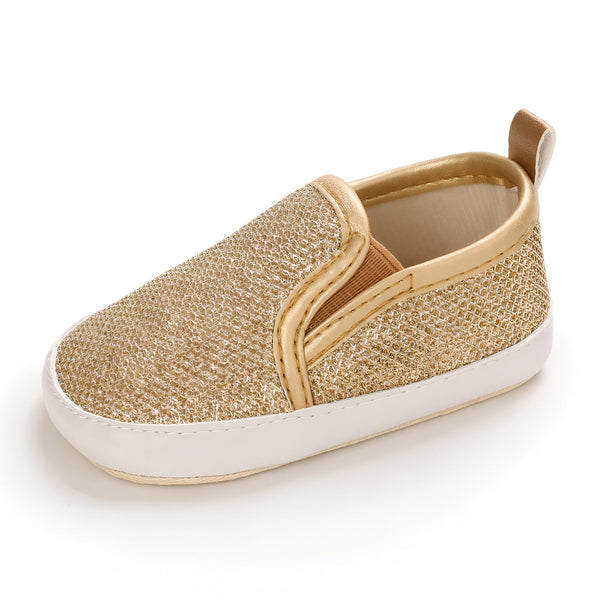 Chaussure pour bébé dorée scintillante, style mocassin sans lacets. Semelle blanche, bordure dorée., 45286824083637,45286824116405,45286824149173,45286824181941,45286824214709,45286824247477,45286824280245,45286824313013,45286824345781,45286824378549,45286824411317,45286824444085