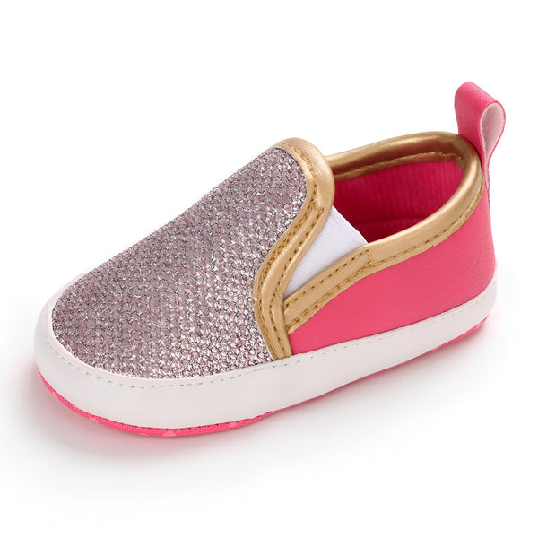 Chaussure de bébé rose et brillante, style slip-on avec élastiques. Semelle blanche, détail doré. Chaussure pour enfant, confortable et élégante. Mode enfantine., 45286824083637,45286824116405,45286824149173,45286824181941,45286824214709,45286824247477,45286824280245,45286824313013,45286824345781,45286824378549,45286824411317,45286824444085