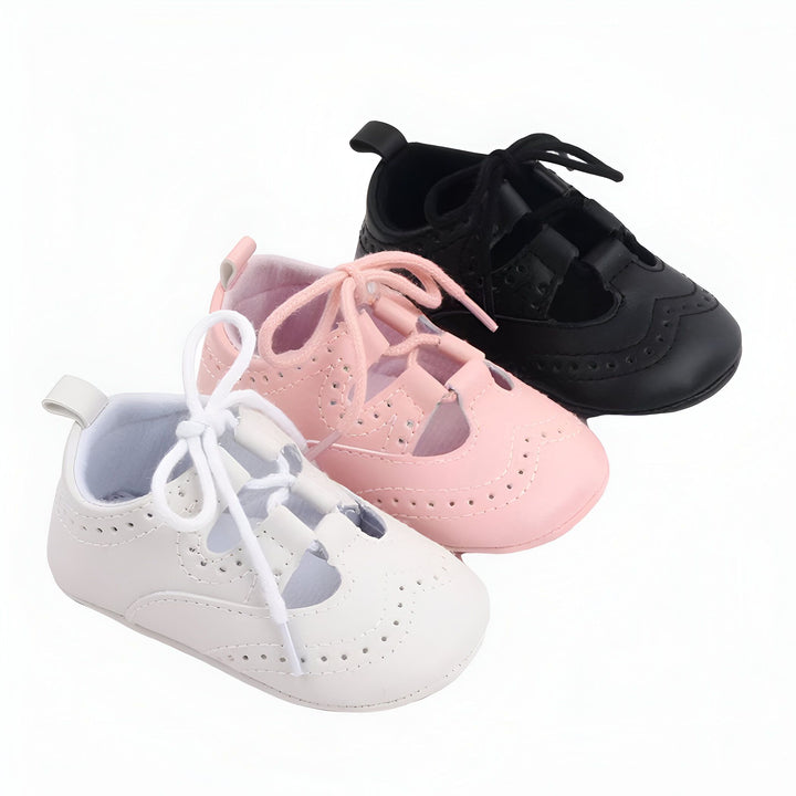 Chaussures pour bébé : trois adorables paires de chaussures pour bébé en cuir, blanc, rose et noir. Chaussures à lacets, parfaites pour les premiers pas de votre enfant. Idée cadeau de naissance originale et tendance., 45286838304949,45286838337717,45286838370485,45286838403253,45286838436021,45286838468789,45286838501557,45286838534325,45286838567093