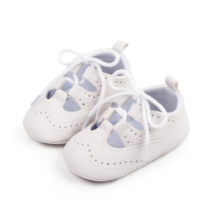 Image de deux adorables chaussures de bébé blanches, avec des lacets et des détails perforés délicats. Parfaites pour les premiers pas de votre enfant., 45286838304949,45286838337717,45286838370485,45286838403253,45286838436021,45286838468789,45286838501557,45286838534325,45286838567093