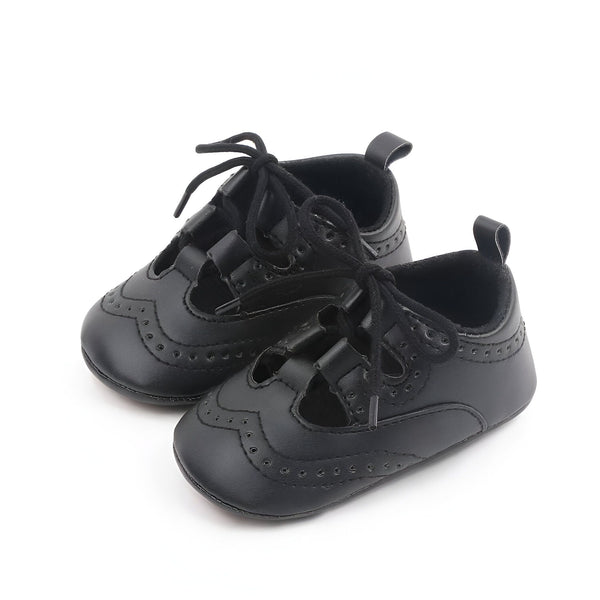 Chaussures de bébé noires de type Richelieu. Petites chaussures élégantes à lacets, parfaites pour les premiers pas de bébé. Chaussures en cuir synthétique avec détails perforés., 45286838304949,45286838337717,45286838370485,45286838403253,45286838436021,45286838468789,45286838501557,45286838534325,45286838567093
