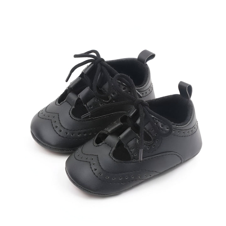 Chaussures de bébé noires de type Richelieu. Petites chaussures élégantes à lacets, parfaites pour les premiers pas de bébé. Chaussures en cuir synthétique avec détails perforés., 45286838304949,45286838337717,45286838370485,45286838403253,45286838436021,45286838468789,45286838501557,45286838534325,45286838567093