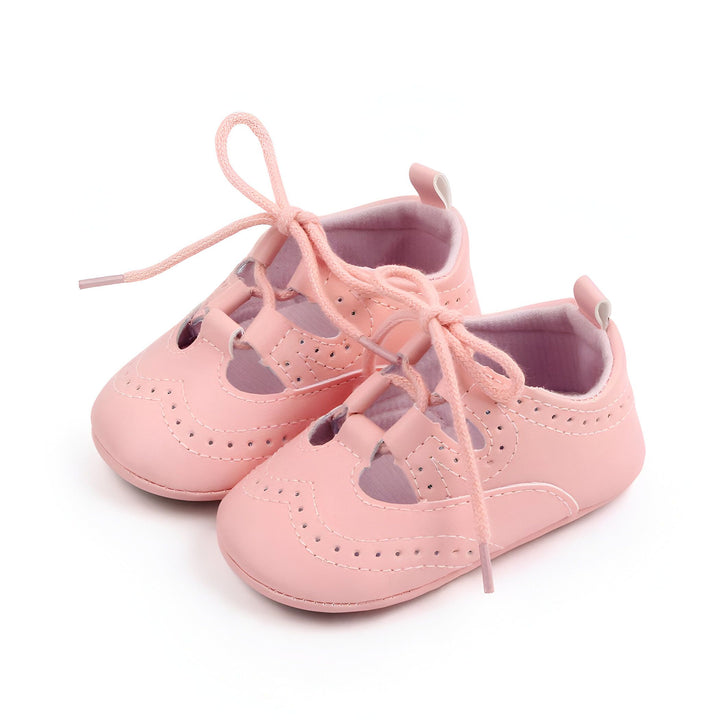 Paire de chaussures de bébé roses en cuir, lacées et neuves sur fond blanc. Chaussures élégantes et mignonnes pour nouveau-né. Vêtements pour bébés filles., 45286838304949,45286838337717,45286838370485,45286838403253,45286838436021,45286838468789,45286838501557,45286838534325,45286838567093
