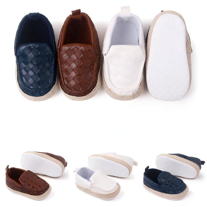 Trois paires de chaussures de bébé confortables de style mocassin en bleu, marron et blanc, avec des semelles beiges. Les semelles antidérapantes sont visibles sur une paire., 45286948569269,45286948602037,45286948634805,45286948733109,45286948765877,45286948798645,45286948831413,45286948864181,45286948896949
