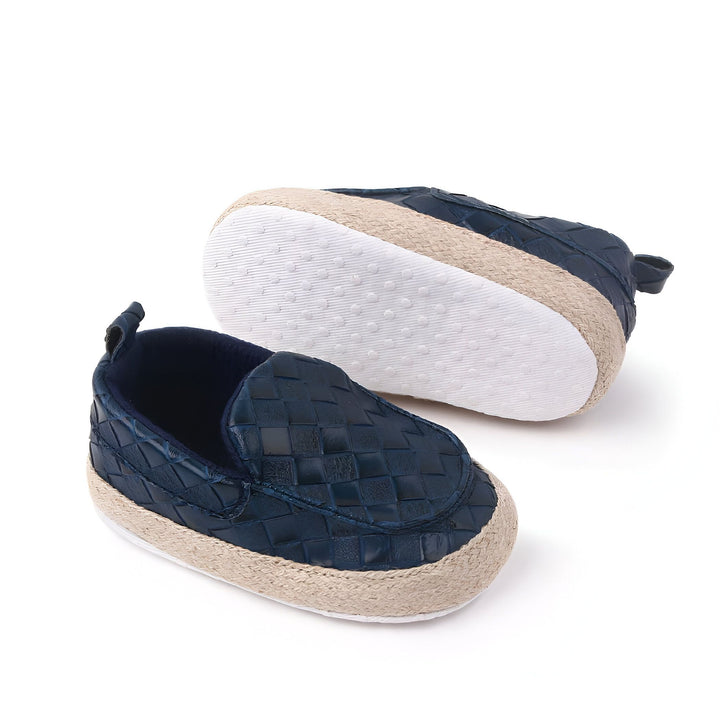 Mocassins pour bébé en bleu marine avec semelle antidérapante blanche et bordure en corde. Chaussures confortables et élégantes pour les premiers pas., 45286948569269,45286948602037,45286948634805,45286948733109,45286948765877,45286948798645,45286948831413,45286948864181,45286948896949