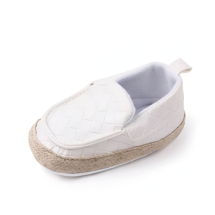 Mocassin bébé blanc en cuir tressé avec semelle en corde. Chaussure confortable et élégante pour les premiers pas., 45286948569269,45286948602037,45286948634805,45286948733109,45286948765877,45286948798645,45286948831413,45286948864181,45286948896949