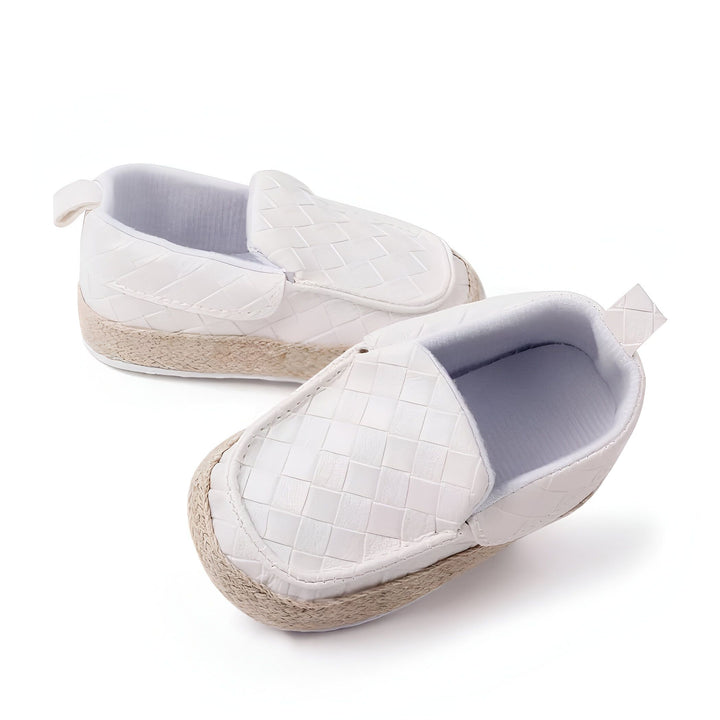 Paire de chaussons bébé blancs en imitation cuir tressé, semelle en corde naturelle. Chaussures pour nourrissons, confort et style pour les premiers pas., 45286948569269,45286948602037,45286948634805,45286948733109,45286948765877,45286948798645,45286948831413,45286948864181,45286948896949