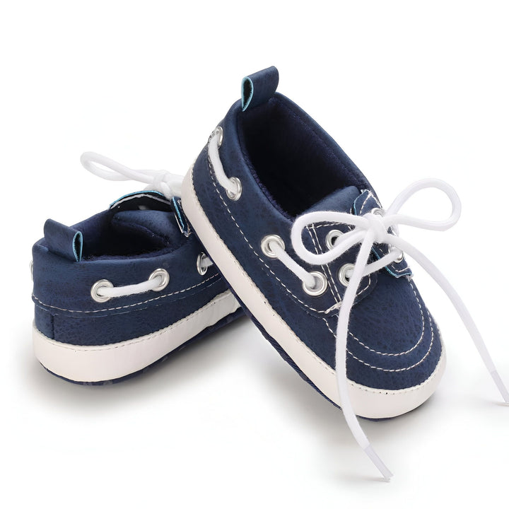 Paire de chaussures bateau bleu marine pour bébé avec lacets blancs. Chaussures souples et confortables pour les premiers pas. Mode enfantine, style marin, cadeau naissance idéal., 45286825787573,45286825820341,45286825853109,45286825885877,45286825918645,45286825951413,45286825984181,45286826016949,45286826049717,45286826082485,45286826115253,45286826148021