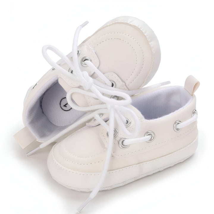 Chaussures bateau blanches pour bébé avec des lacets blancs, idéales pour les premiers pas. Conception classique et élégante., 45286825787573,45286825820341,45286825853109,45286825885877,45286825918645,45286825951413,45286825984181,45286826016949,45286826049717,45286826082485,45286826115253,45286826148021