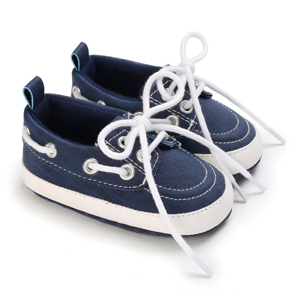 Paire de chaussures bateau pour bébé, couleur bleu marine avec lacets blancs. Chaussures pour nouveaux-nés, style nautique., 45286825787573,45286825820341,45286825853109,45286825885877,45286825918645,45286825951413,45286825984181,45286826016949,45286826049717,45286826082485,45286826115253,45286826148021