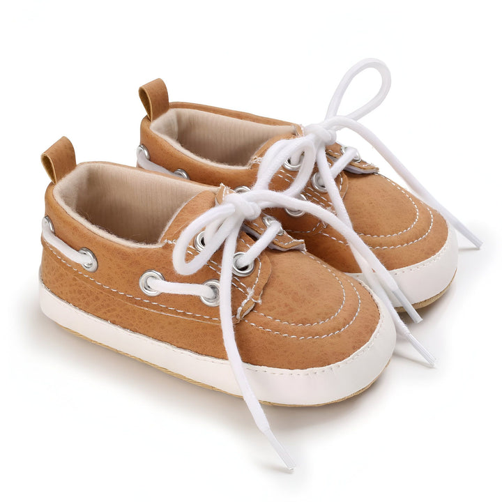 Chaussures bateau pour bébé en cuir marron avec lacets blancs. Chaussures souples et confortables, idéales pour les premiers pas. Style mignon et élégant pour habiller votre enfant., 45286825787573,45286825820341,45286825853109,45286825885877,45286825918645,45286825951413,45286825984181,45286826016949,45286826049717,45286826082485,45286826115253,45286826148021