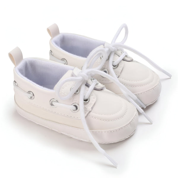 Paire de chaussures de bébé blanches avec des lacets. Chaussures bateau classiques pour bébé. Mocassins blancs pour nourrissons. Chaussures mignonnes pour nouveau-nés., 45286825787573,45286825820341,45286825853109,45286825885877,45286825918645,45286825951413,45286825984181,45286826016949,45286826049717,45286826082485,45286826115253,45286826148021