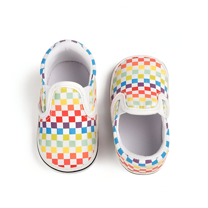 Chaussures de bébé à carreaux multicolores. Ces adorables chaussons pour bébés arborent un motif à damier joyeux et coloré, parfait pour les petits pieds., 45286994116789,45286994149557,45286994182325,45286994215093,45286994247861,45286994280629,45286994313397,45286994346165,45286994378933,45286994411701,45286994444469,45286994477237,45286994510005,45286994542773,45286994575541,45286994608309,45286994641077,45286994673845