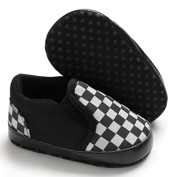 Chaussures de bébé à carreaux noirs et blancs. Chaussons souples pour nouveau-né. Semelle antidérapante. Mode enfantine, confort et style., 45286994116789,45286994149557,45286994182325,45286994215093,45286994247861,45286994280629,45286994313397,45286994346165,45286994378933,45286994411701,45286994444469,45286994477237,45286994510005,45286994542773,45286994575541,45286994608309,45286994641077,45286994673845
