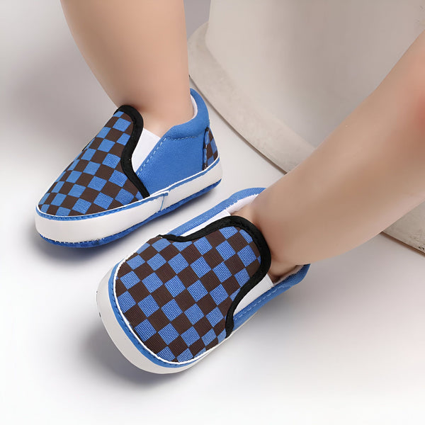 Petits pieds de bébé portant des chaussures à damier bleues et marron. Chaussures souples pour bébé, confort et style pour les premiers pas. Mode enfantine, accessoires pour nouveau-nés., 45286994116789,45286994149557,45286994182325,45286994215093,45286994247861,45286994280629,45286994313397,45286994346165,45286994378933,45286994411701,45286994444469,45286994477237,45286994510005,45286994542773,45286994575541,45286994608309,45286994641077,45286994673845