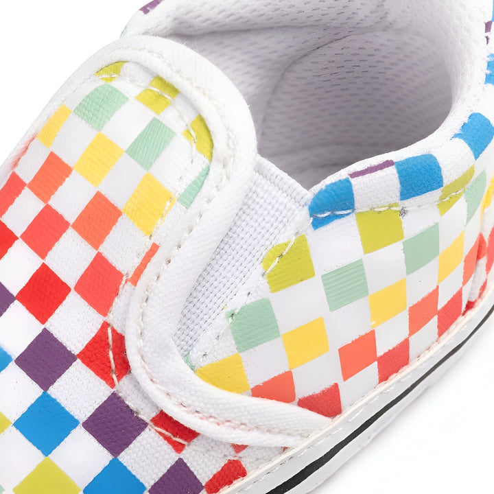 Gros plan d'une chaussure Vans pour bébé à motif damier arc-en-ciel. Détail de la texture et des couleurs vives. Idéal pour les enfants et le style décontracté., 45286994116789,45286994149557,45286994182325,45286994215093,45286994247861,45286994280629,45286994313397,45286994346165,45286994378933,45286994411701,45286994444469,45286994477237,45286994510005,45286994542773,45286994575541,45286994608309,45286994641077,45286994673845