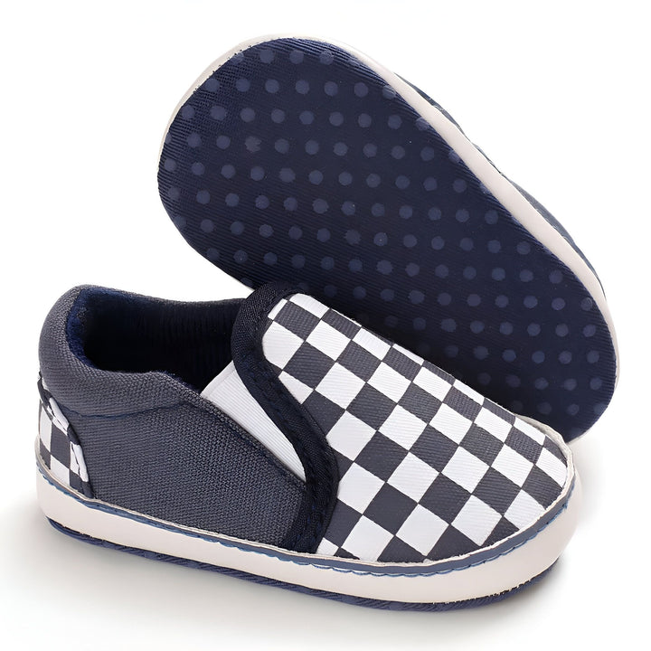 Chaussures bébé en tissu bleu marine et à carreaux, style mocassin. Semelle souple antidérapante. Chaussons pour nourrisson, confort et sécurité., 45286994116789,45286994149557,45286994182325,45286994215093,45286994247861,45286994280629,45286994313397,45286994346165,45286994378933,45286994411701,45286994444469,45286994477237,45286994510005,45286994542773,45286994575541,45286994608309,45286994641077,45286994673845