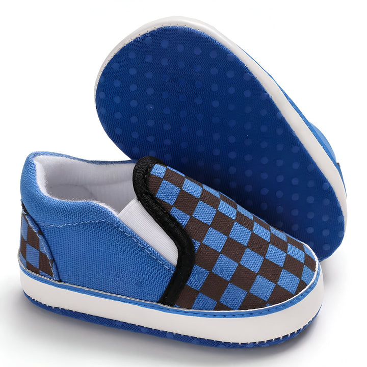 Chaussures de bébé bleues à carreaux marron, style slip-on. Semelle bleu foncé avec des points en relief. Chaussures confortables et tendance pour les premiers pas de bébé., 45286994116789,45286994149557,45286994182325,45286994215093,45286994247861,45286994280629,45286994313397,45286994346165,45286994378933,45286994411701,45286994444469,45286994477237,45286994510005,45286994542773,45286994575541,45286994608309,45286994641077,45286994673845