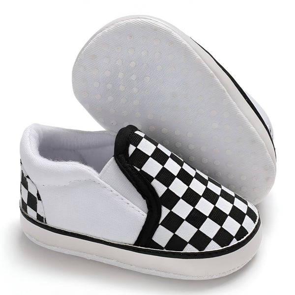 Chaussures de bébé de style Vans à carreaux noir et blanc. Chaussons souples et confortables pour les premiers pas. Semelles antidérapantes pour plus de sécurité. Mode enfantine tendance., 45286994116789,45286994149557,45286994182325,45286994215093,45286994247861,45286994280629,45286994313397,45286994346165,45286994378933,45286994411701,45286994444469,45286994477237,45286994510005,45286994542773,45286994575541,45286994608309,45286994641077,45286994673845