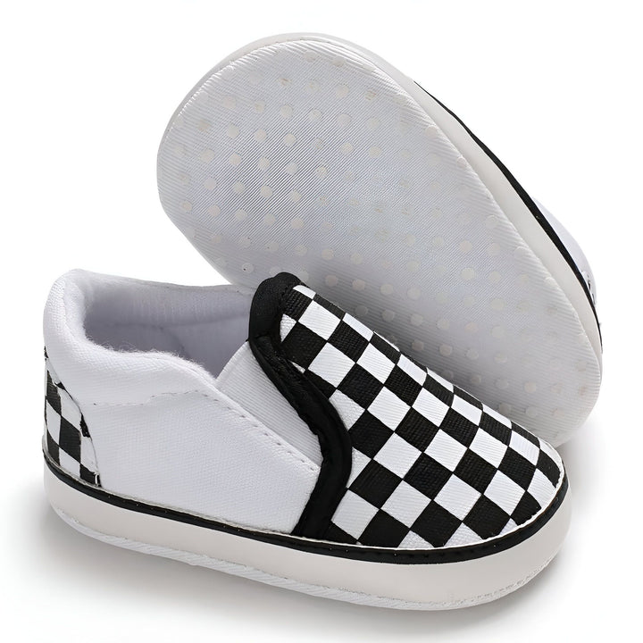 Chaussures de bébé de style Vans à carreaux noir et blanc. Chaussons souples et confortables pour les premiers pas. Semelles antidérapantes pour plus de sécurité. Mode enfantine tendance., 45286994116789,45286994149557,45286994182325,45286994215093,45286994247861,45286994280629,45286994313397,45286994346165,45286994378933,45286994411701,45286994444469,45286994477237,45286994510005,45286994542773,45286994575541,45286994608309,45286994641077,45286994673845