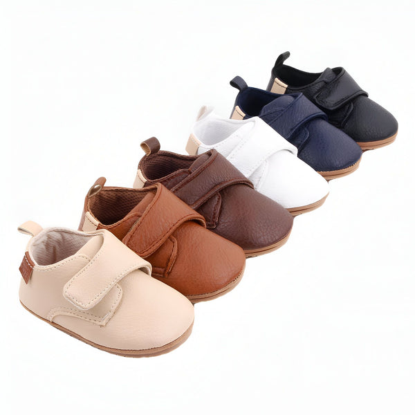 Chaussures pour bébés en cuir dans une gamme de couleurs, allant du beige au noir, présentées en rangée. Chaussures avec fermeture à scratch., 45286842597557,45286842630325,45286842663093,45286842695861,45286842728629,45286842761397,45286842794165,45286842826933,45286842859701,45286842892469,45286842925237,45286842958005