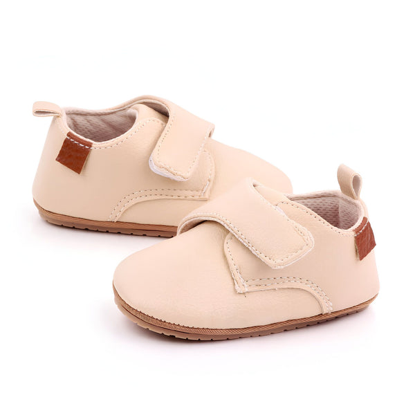 Paire de chaussures de bébé couleur crème avec fermeture velcro, semelles marron clair et détails marron foncé sur les côtés. Chaussures pour nouveau-né., 45286842597557,45286842630325,45286842663093,45286842695861,45286842728629,45286842761397,45286842794165,45286842826933,45286842859701,45286842892469,45286842925237,45286842958005