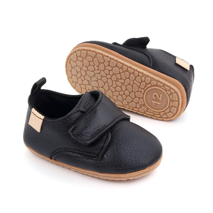 Chaussures pour bébé en cuir noir avec scratch. Semelles marron clair antidérapantes. Chaussures confortables et élégantes pour les premiers pas de bébé., 45286842597557,45286842630325,45286842663093,45286842695861,45286842728629,45286842761397,45286842794165,45286842826933,45286842859701,45286842892469,45286842925237,45286842958005