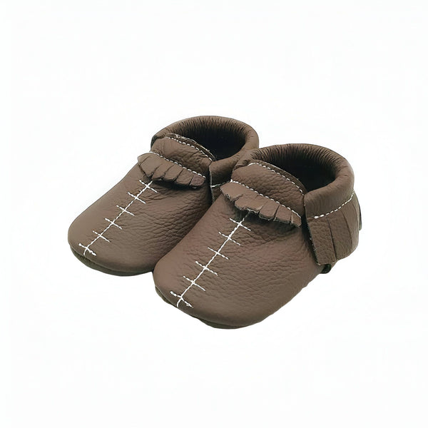 Chaussons bébé marron en cuir souple avec coutures blanches décoratives., 45287069614261,45287069647029,45287069679797,45287069712565,45287069745333,45287069778101,45287069810869,45287069843637,45287069876405,45287069909173,45287069941941,45287069974709