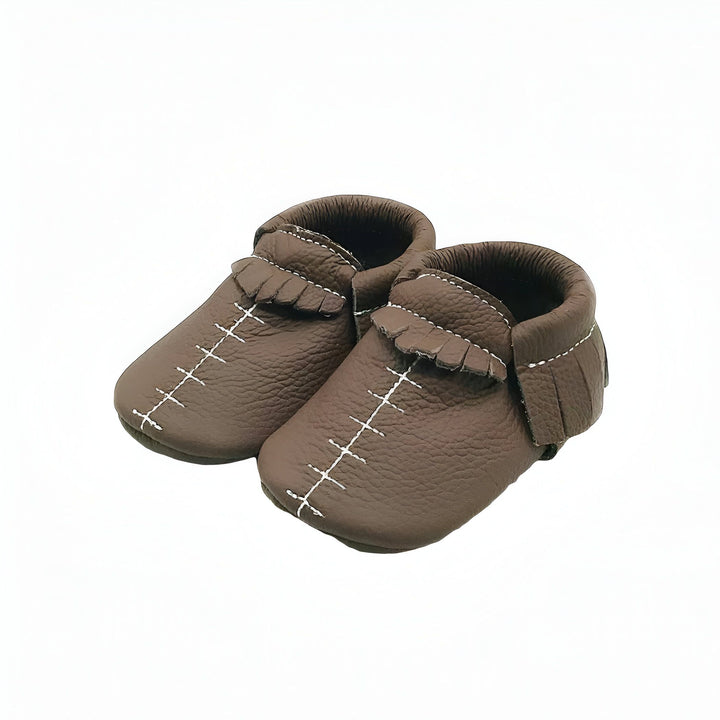 Chaussons bébé marron en cuir souple avec coutures blanches décoratives., 45287069614261,45287069647029,45287069679797,45287069712565,45287069745333,45287069778101,45287069810869,45287069843637,45287069876405,45287069909173,45287069941941,45287069974709