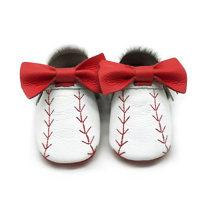 Chaussons pour bébé blancs décorés de coutures rouges façon balle de baseball, ornés de grands nœuds rouges. Chaussures mignonnes pour bébé., 45287069614261,45287069647029,45287069679797,45287069712565,45287069745333,45287069778101,45287069810869,45287069843637,45287069876405,45287069909173,45287069941941,45287069974709