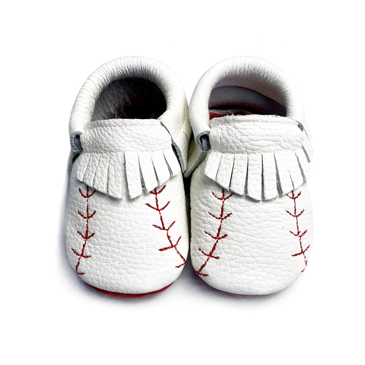 Chaussons pour bébé en cuir blanc imitant une balle de baseball avec des coutures rouges. Chaussures souples avec franges pour nouveau-né., 45287069614261,45287069647029,45287069679797,45287069712565,45287069745333,45287069778101,45287069810869,45287069843637,45287069876405,45287069909173,45287069941941,45287069974709