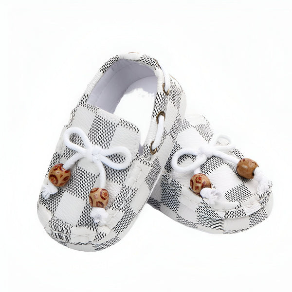 Chaussures de bébé mocassins à carreaux blancs et noirs. Chaussons pour nourrissons unisexes avec noeuds et détails de perles en bois. Chaussures de marche souples et confortables pour enfants. Mode enfantine., 45286845939893,45286845972661,45286846005429,45286846038197,45286846070965,45286846103733,45286846136501,45286846169269,45286846202037