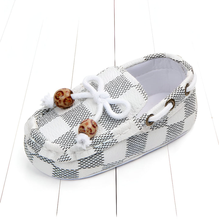 Chaussure de bébé mocassin à carreaux blancs et noirs, lacets blancs avec décorations de perles en bois. Chaussure unisexe parfaite pour un nouveau-né ou un tout-petit., 45286845939893,45286845972661,45286846005429,45286846038197,45286846070965,45286846103733,45286846136501,45286846169269,45286846202037