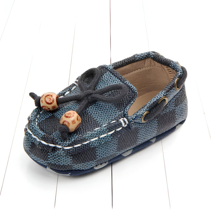 Mocassin pour bébé bleu et gris à carreaux avec nœud décoratif et perles en bois. Chaussure de premier pas élégante et confortable pour enfant. Mode infantile., 45286845939893,45286845972661,45286846005429,45286846038197,45286846070965,45286846103733,45286846136501,45286846169269,45286846202037