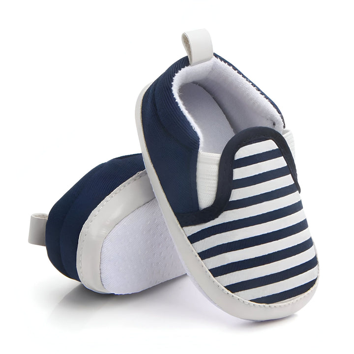 Chaussures de bébé bleues et blanches à rayures, style slip-on. Chaussons pour enfant en bas âge, confortables et mignons. Idéal pour les premiers pas de bébé., 45286993297589,45286993330357,45286993363125,45286993395893,45286993428661,45286993461429,45286993494197,45286993526965,45286993559733