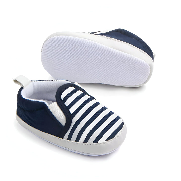 Chaussures de bébé bleues et blanches à rayures, type mocassins. Semelle blanche texturée, parfaites pour les premiers pas. Chaussures confortables et élégantes pour bébés., 45286993297589,45286993330357,45286993363125,45286993395893,45286993428661,45286993461429,45286993494197,45286993526965,45286993559733
