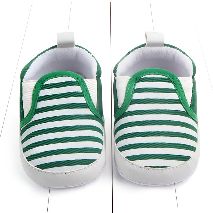 Paire de chaussures de bébé à rayures vertes et blanches, avec des détails verts unis sur le bord et une languette arrière blanche. Elles sont parfaites pour les premiers pas !, 45286993297589,45286993330357,45286993363125,45286993395893,45286993428661,45286993461429,45286993494197,45286993526965,45286993559733