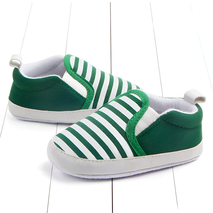 Chaussures de bébé à rayures vertes et blanches, style mocassin. Chaussures souples pour les premiers pas, confortables et mignonnes. Idéales pour les nouveau-nés et les tout-petits., 45286993297589,45286993330357,45286993363125,45286993395893,45286993428661,45286993461429,45286993494197,45286993526965,45286993559733