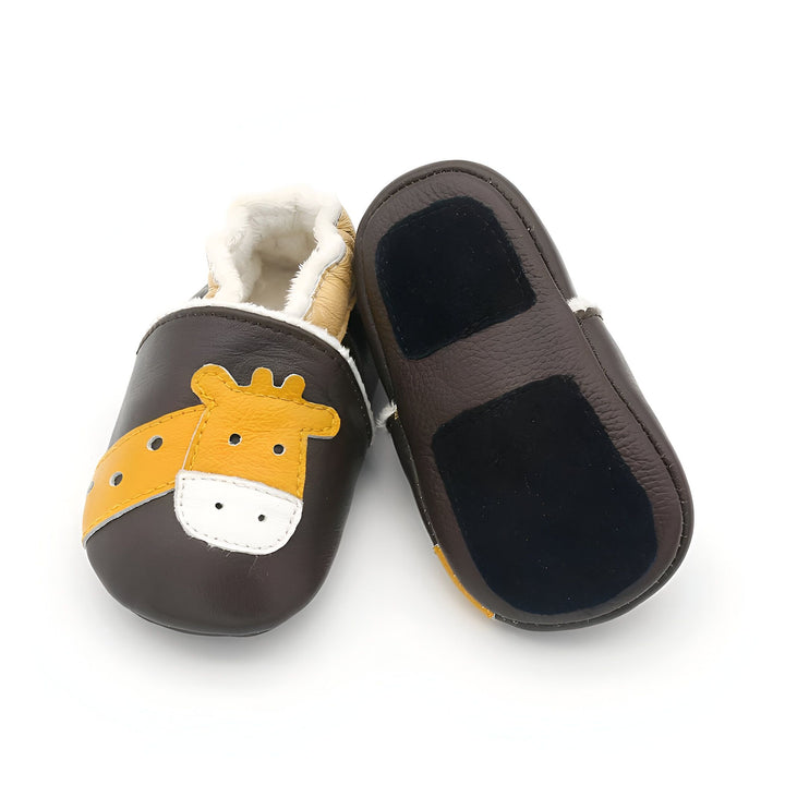 Chaussons bébé en cuir marron avec motif girafe jaune et blanc, intérieur douillet couleur crème. Vus de dessus et de côté., 45286949683381,45286949716149,45286949748917,45286949781685,45286949814453,45286949847221,45286949879989,45286949912757,45286949945525,45286949978293,45286950011061,45286950043829,45286950076597,45286950109365,45286950142133,45286950174901,45286950207669,45286950240437,45286950273205,45286950305973