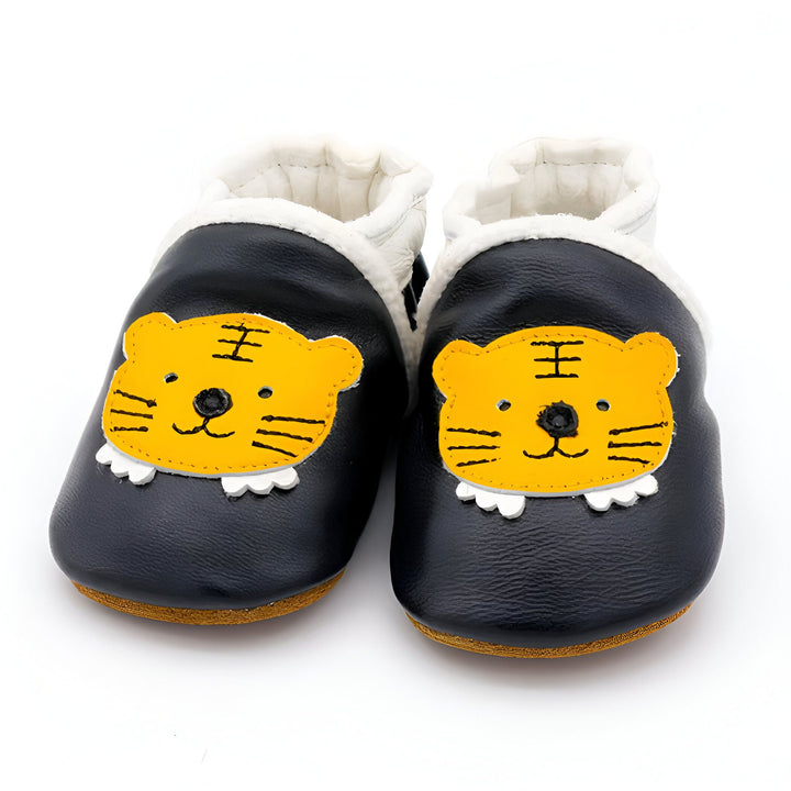 Mignonnes chaussures de bébé noires avec motif de tigre jaune brodé sur le dessus. Chaussons souples et confortables pour les petits pieds., 45286949683381,45286949716149,45286949748917,45286949781685,45286949814453,45286949847221,45286949879989,45286949912757,45286949945525,45286949978293,45286950011061,45286950043829,45286950076597,45286950109365,45286950142133,45286950174901,45286950207669,45286950240437,45286950273205,45286950305973