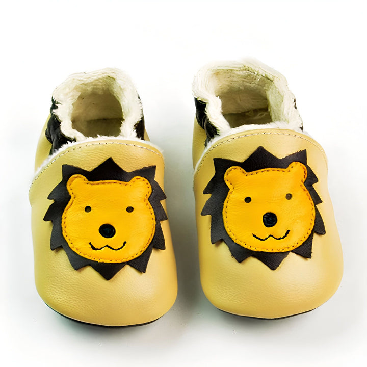 Chaussons souples pour bébé en cuir beige ornés de têtes de lion. Chaussures confortables et mignonnes pour les premiers pas des enfants., 45286949683381,45286949716149,45286949748917,45286949781685,45286949814453,45286949847221,45286949879989,45286949912757,45286949945525,45286949978293,45286950011061,45286950043829,45286950076597,45286950109365,45286950142133,45286950174901,45286950207669,45286950240437,45286950273205,45286950305973
