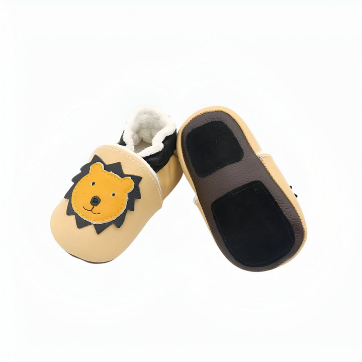 Chaussons pour bébé en cuir souple couleur crème avec motif de lion jaune et marron. Semelle en daim marron foncé et intérieur en fourrure blanche., 45286949683381,45286949716149,45286949748917,45286949781685,45286949814453,45286949847221,45286949879989,45286949912757,45286949945525,45286949978293,45286950011061,45286950043829,45286950076597,45286950109365,45286950142133,45286950174901,45286950207669,45286950240437,45286950273205,45286950305973