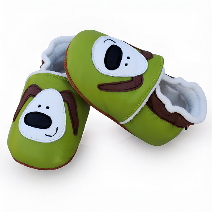 Chaussons pour bébé en cuir vert clair avec motif de chien dessiné. Chaussures souples pour les premiers pas de l'enfant, doublure blanche confortable. Accessoire de mode enfantine., 45286949683381,45286949716149,45286949748917,45286949781685,45286949814453,45286949847221,45286949879989,45286949912757,45286949945525,45286949978293,45286950011061,45286950043829,45286950076597,45286950109365,45286950142133,45286950174901,45286950207669,45286950240437,45286950273205,45286950305973